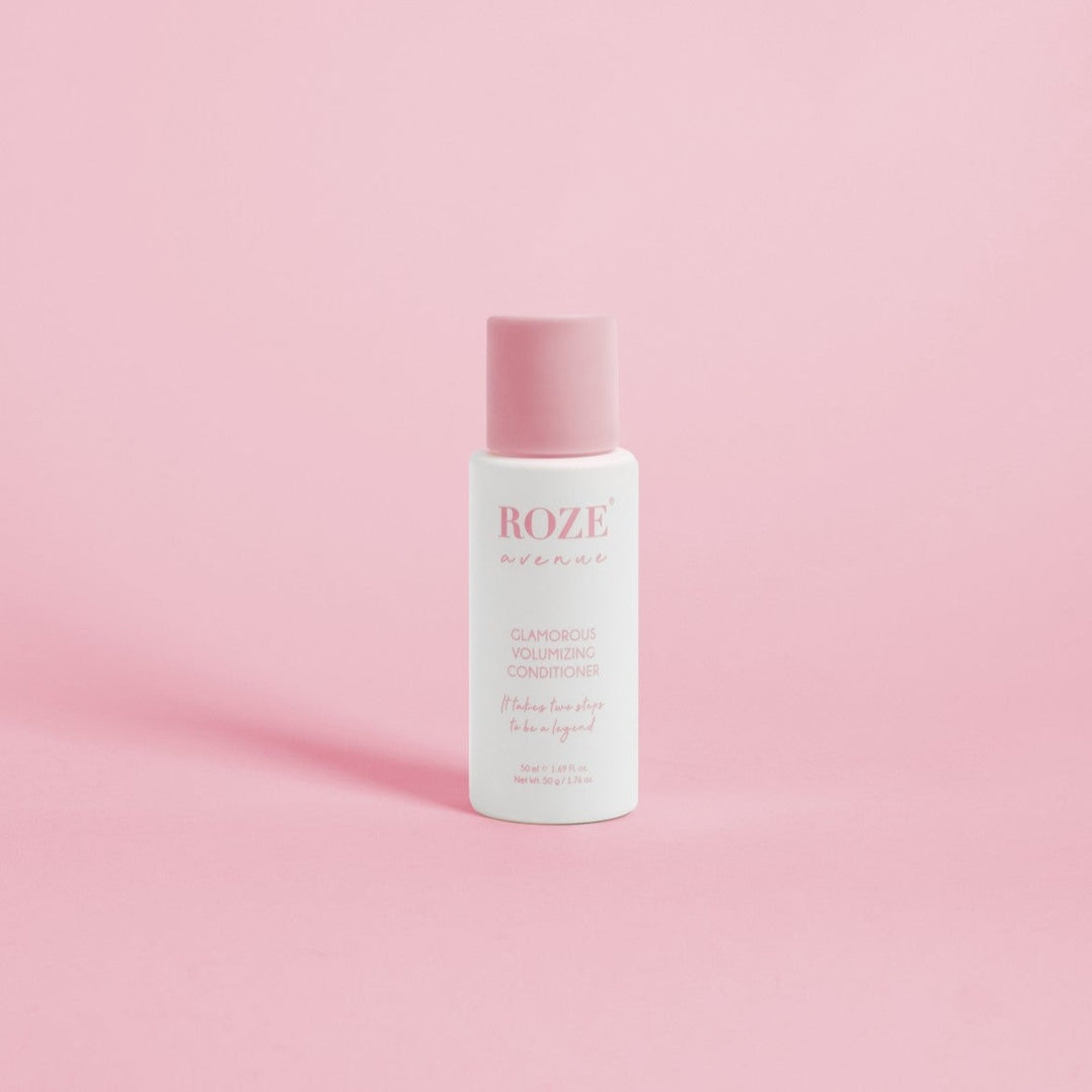 odżywka glamorous volumizing conditioner od roze avenue na różowym tle