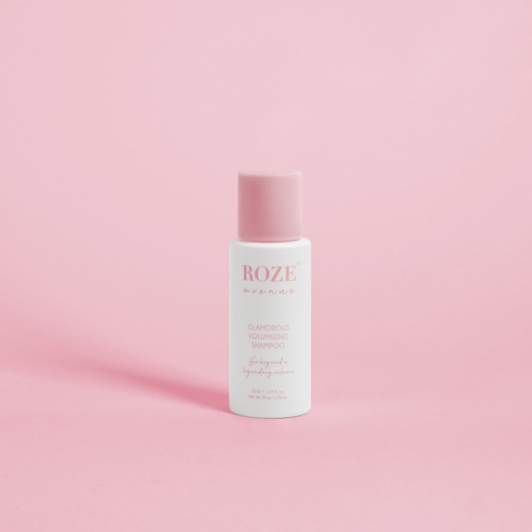 mini glamorous volumizing szampon roze avenue na różowym tle