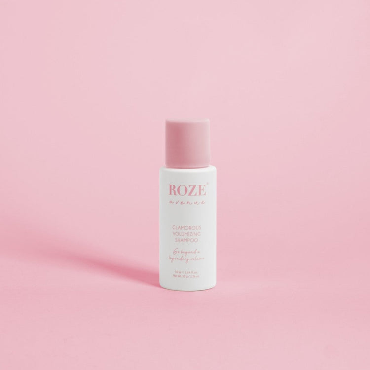 mini glamorous volumizing szampon roze avenue na różowym tle