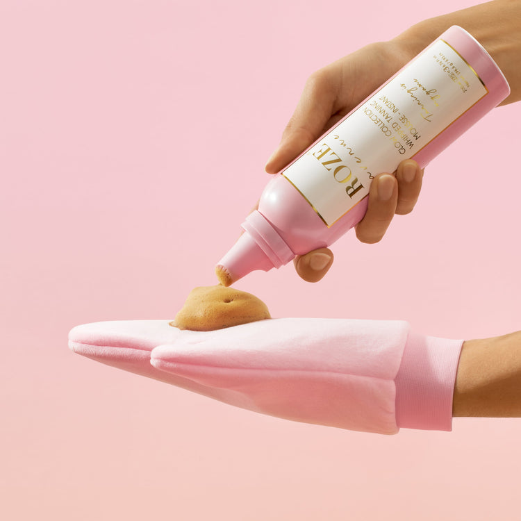 różowa rękawica do aplikacji samoopalacza roze avenue oraz pianka samoopalacz w ręce kobiety