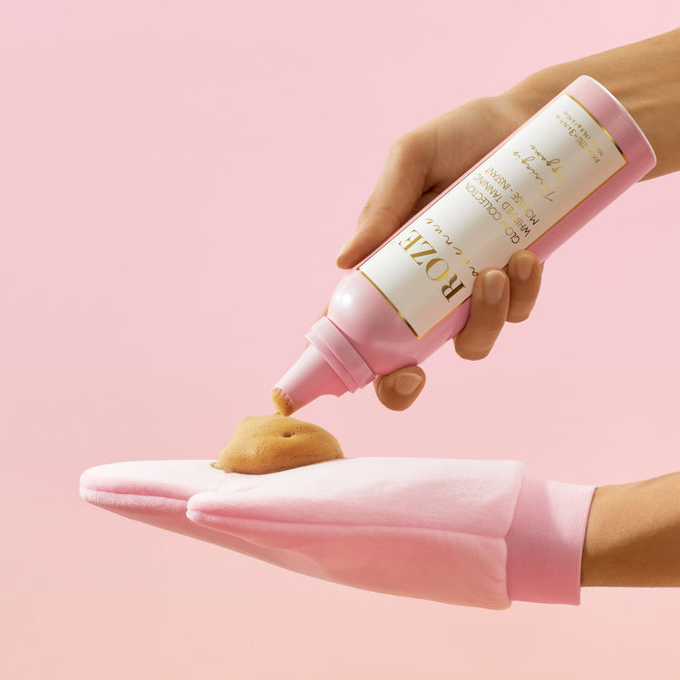 dłoń kobiety, która trzyma piankę do samoopalania roze avenue nakłada ją na rękawice do samoopalania