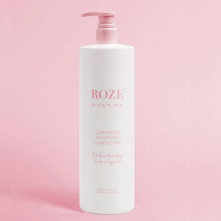 duża odżywka glamorous volumizing conditioner od roze avenue na różowym tle