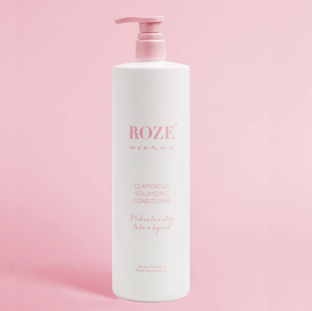 duża odżywka glamorous volumizing conditioner od roze avenue na różowym tle