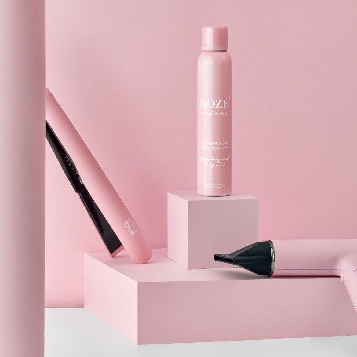 spray termoochronny roze avenue, z lewej strony prostownica roze avenue a z prawej suszarka roze avenue